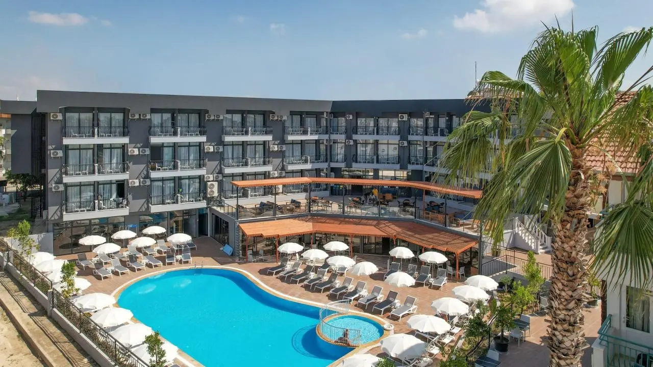 Clover Magic Park Hotel Transfer - Safe With Us